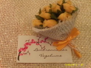 Mini-buquê amarelo.